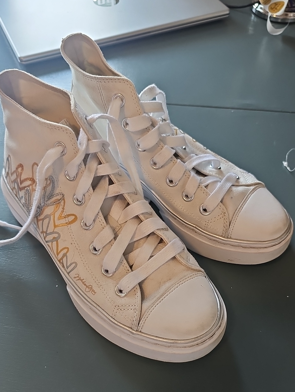 Sketchers Canvas High-Top Sneakers in White with Metallic Heart Accents. Size 8